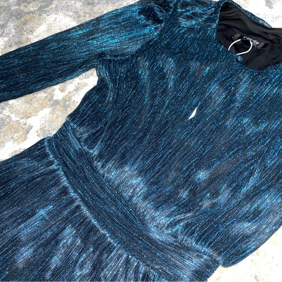 Ever New - Goldie Petite Plisse Mini Dress - Picture 4 of 9